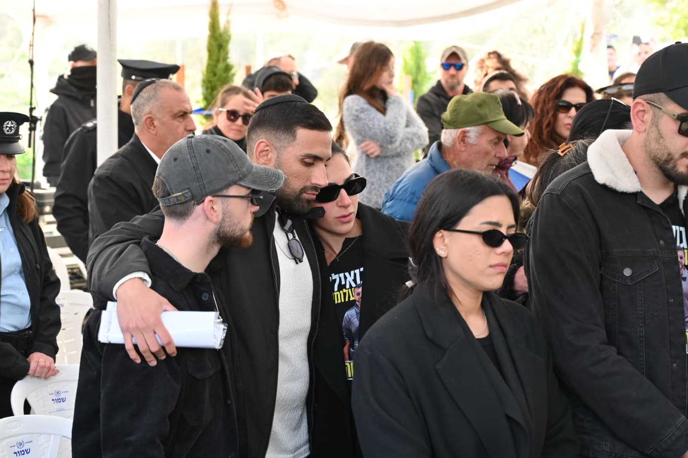 חטופים שחזרו הגיעו במיוחד: 21 רגעים מההלוויה המרגשת לרן גואילי