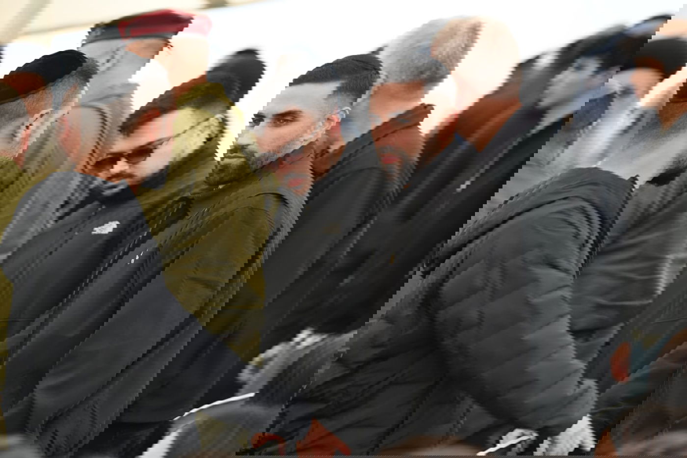 חטופים שחזרו הגיעו במיוחד: 21 רגעים מההלוויה המרגשת לרן גואילי