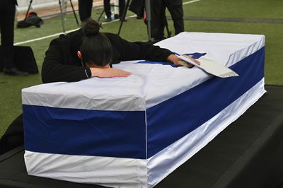 האחות על קבר אחיה