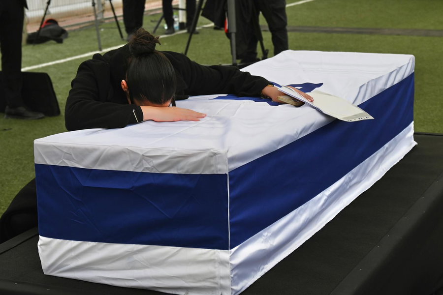 האחות על קבר אחיה