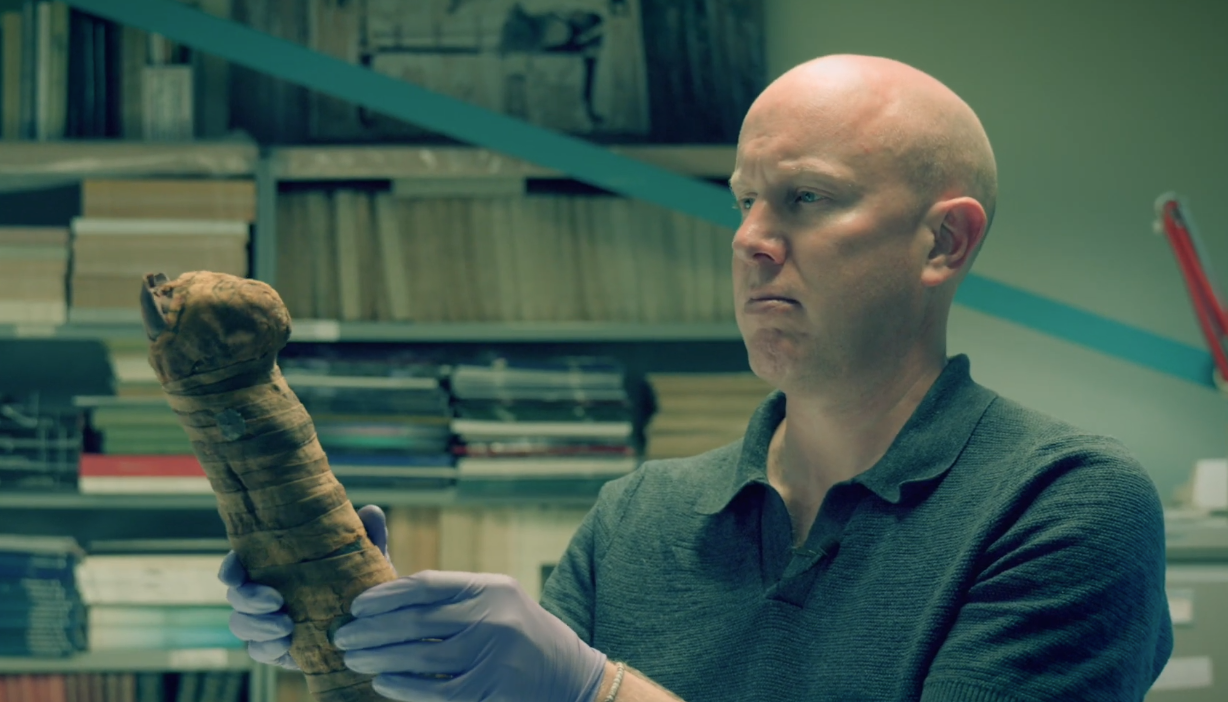 חוקר בריטי מציג את האחת מהמומיות שנשתמרה מאותו הקבר