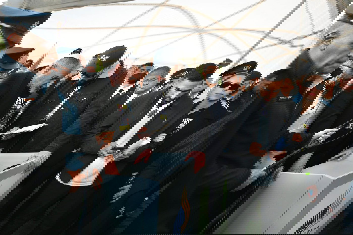 חטופים שחזרו הגיעו במיוחד: 21 רגעים מההלוויה המרגשת לרן גואילי