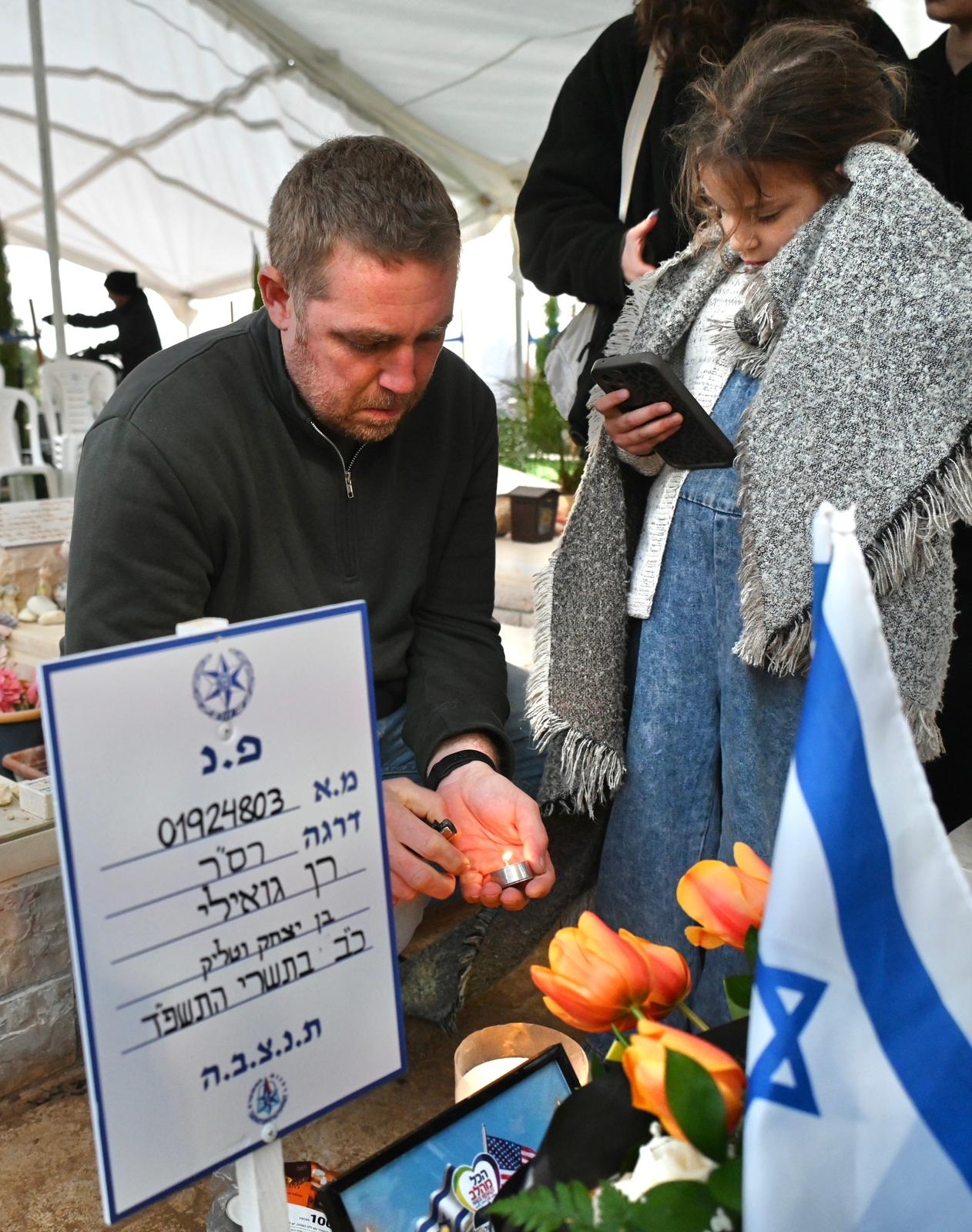 חטופים שחזרו הגיעו במיוחד: 21 רגעים מההלוויה המרגשת לרן גואילי