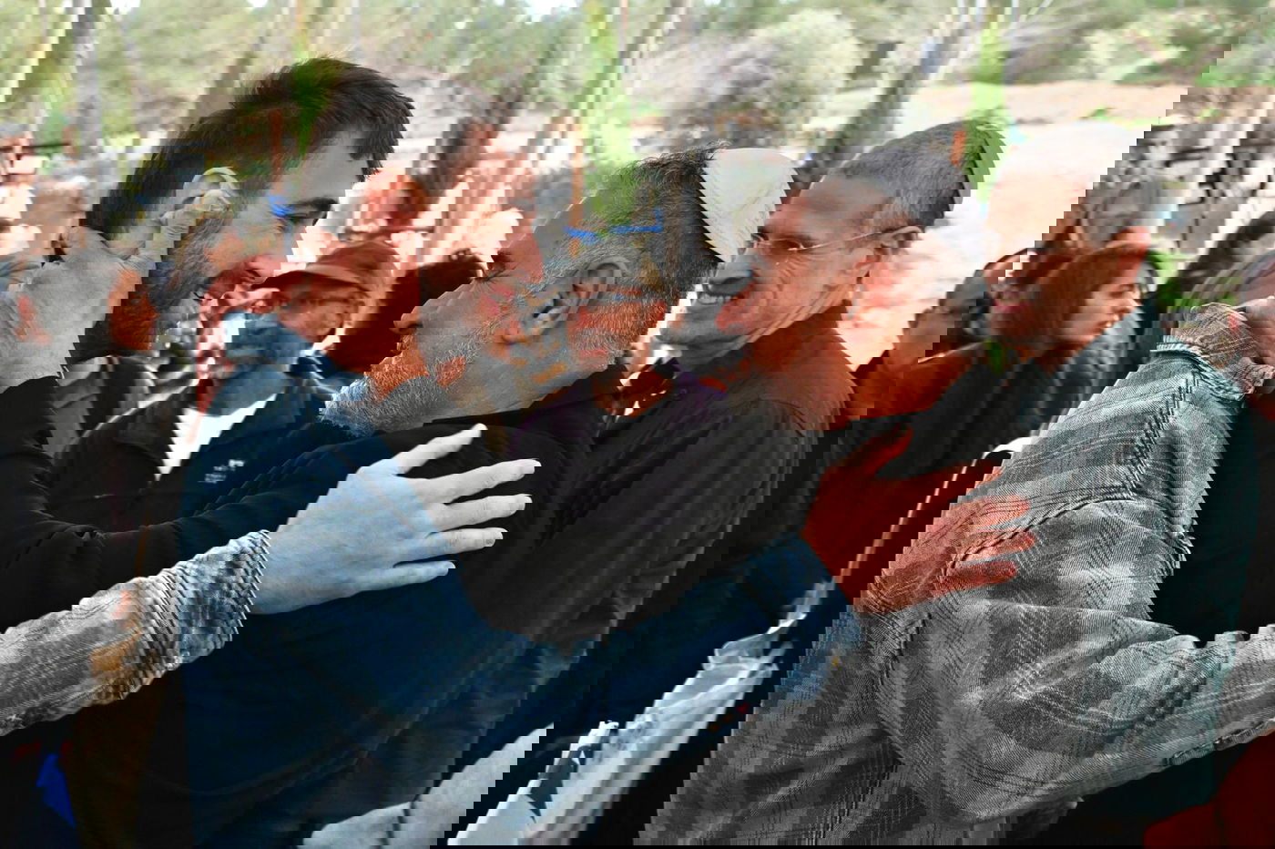 חטופים שחזרו הגיעו במיוחד: 21 רגעים מההלוויה המרגשת לרן גואילי