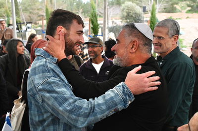 חטופים שחזרו הגיעו במיוחד: 21 רגעים מההלוויה המרגשת לרן גואילי