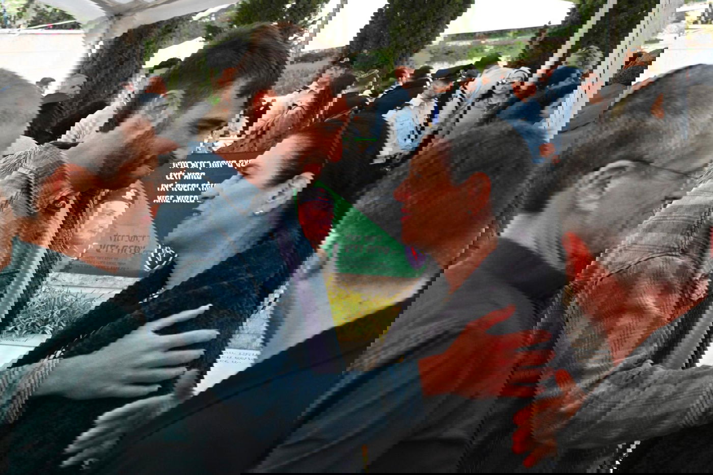 חטופים שחזרו הגיעו במיוחד: 21 רגעים מההלוויה המרגשת לרן גואילי