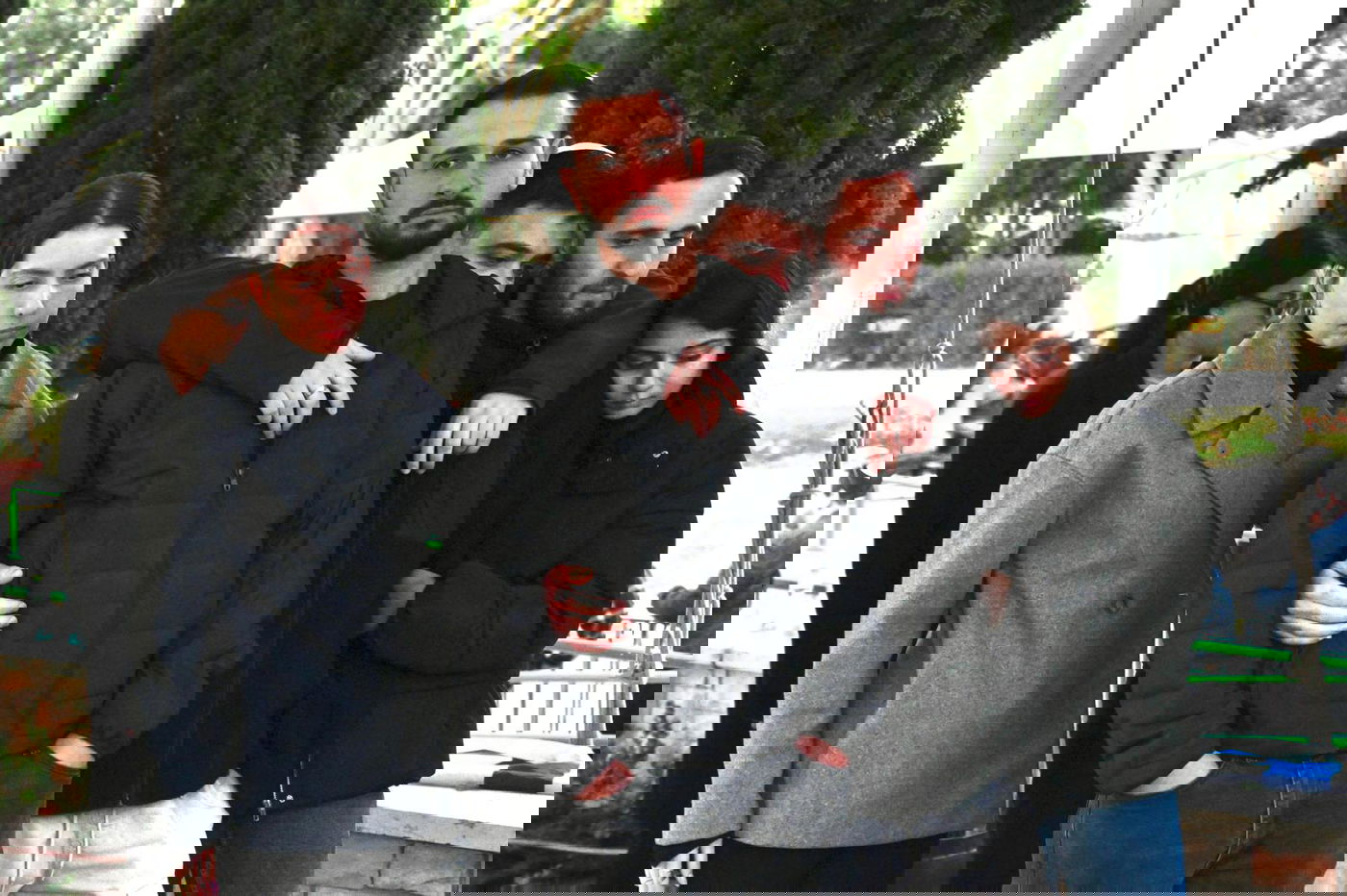 חטופים שחזרו הגיעו במיוחד: 21 רגעים מההלוויה המרגשת לרן גואילי