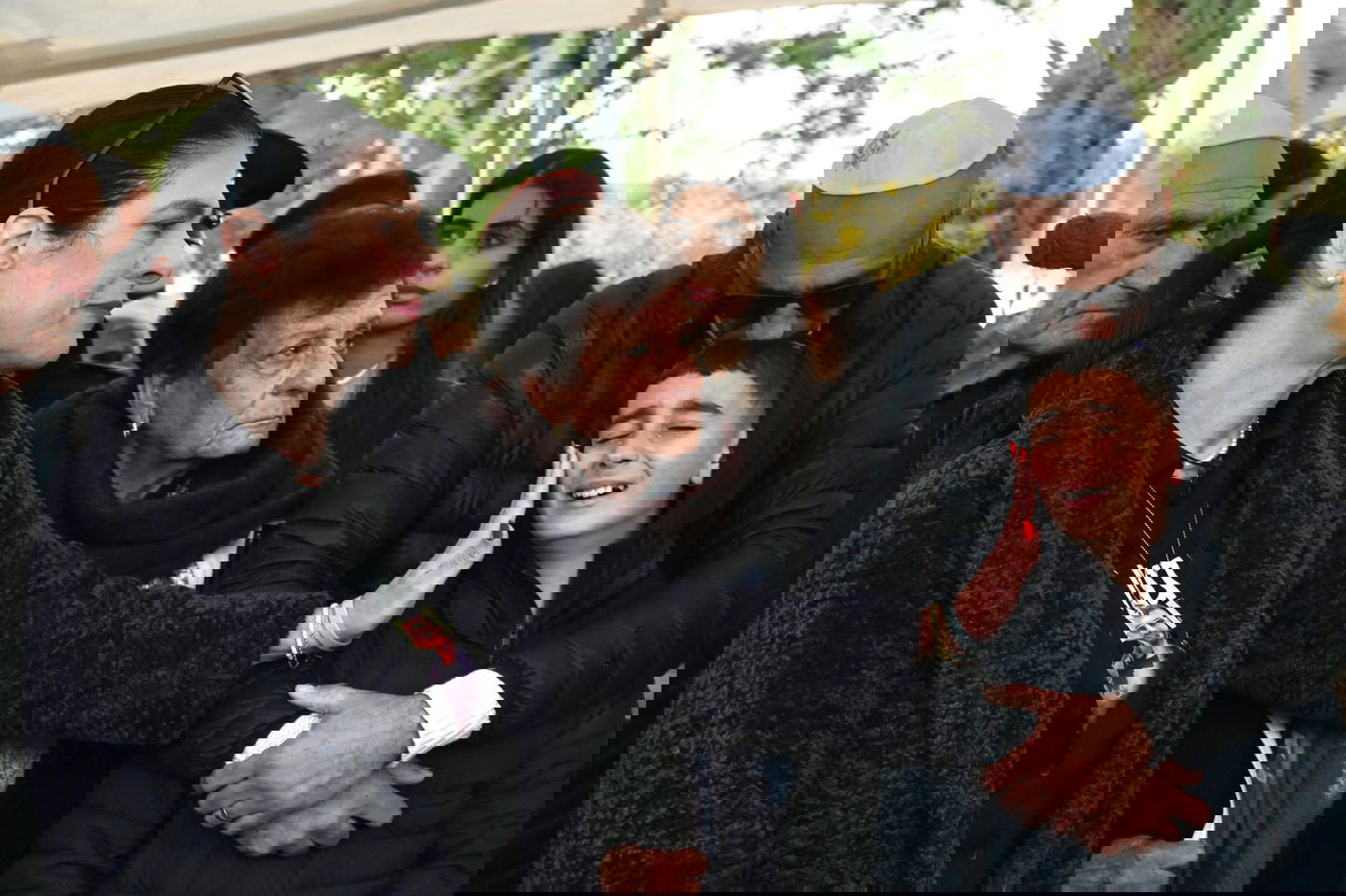 חטופים שחזרו הגיעו במיוחד: 21 רגעים מההלוויה המרגשת לרן גואילי