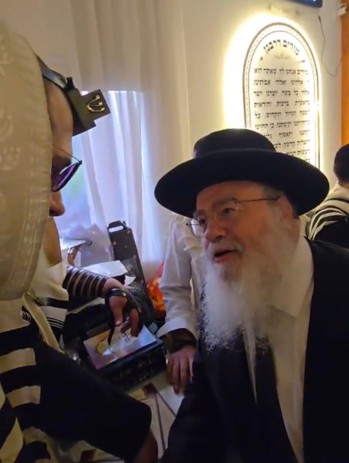 הגאון הרב שלמה סניור בשיחה עם הגאון הינוקא