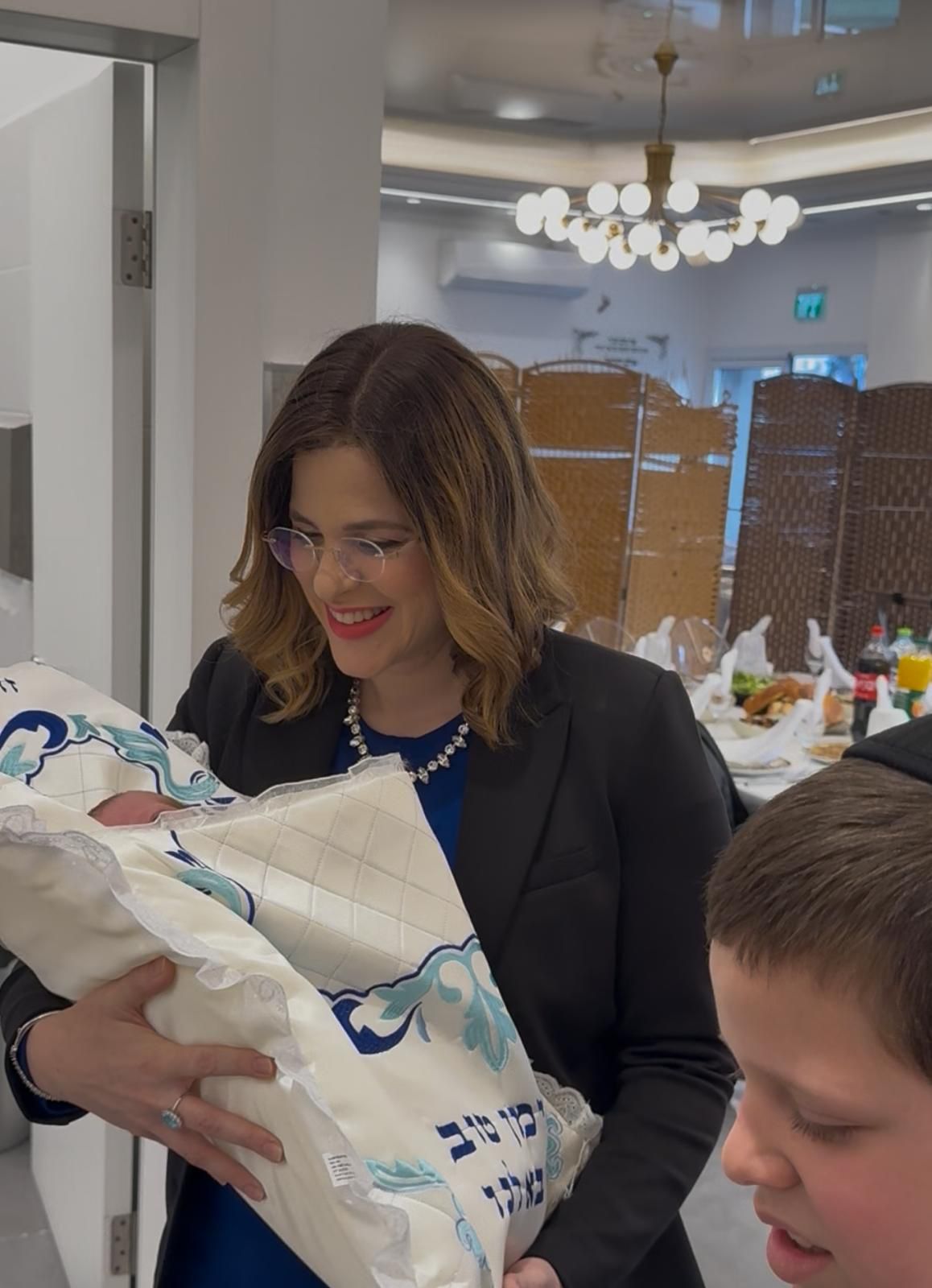 עם הבן שנקרא על שם אביה