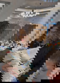 עם הבן שנקרא על שם אביה