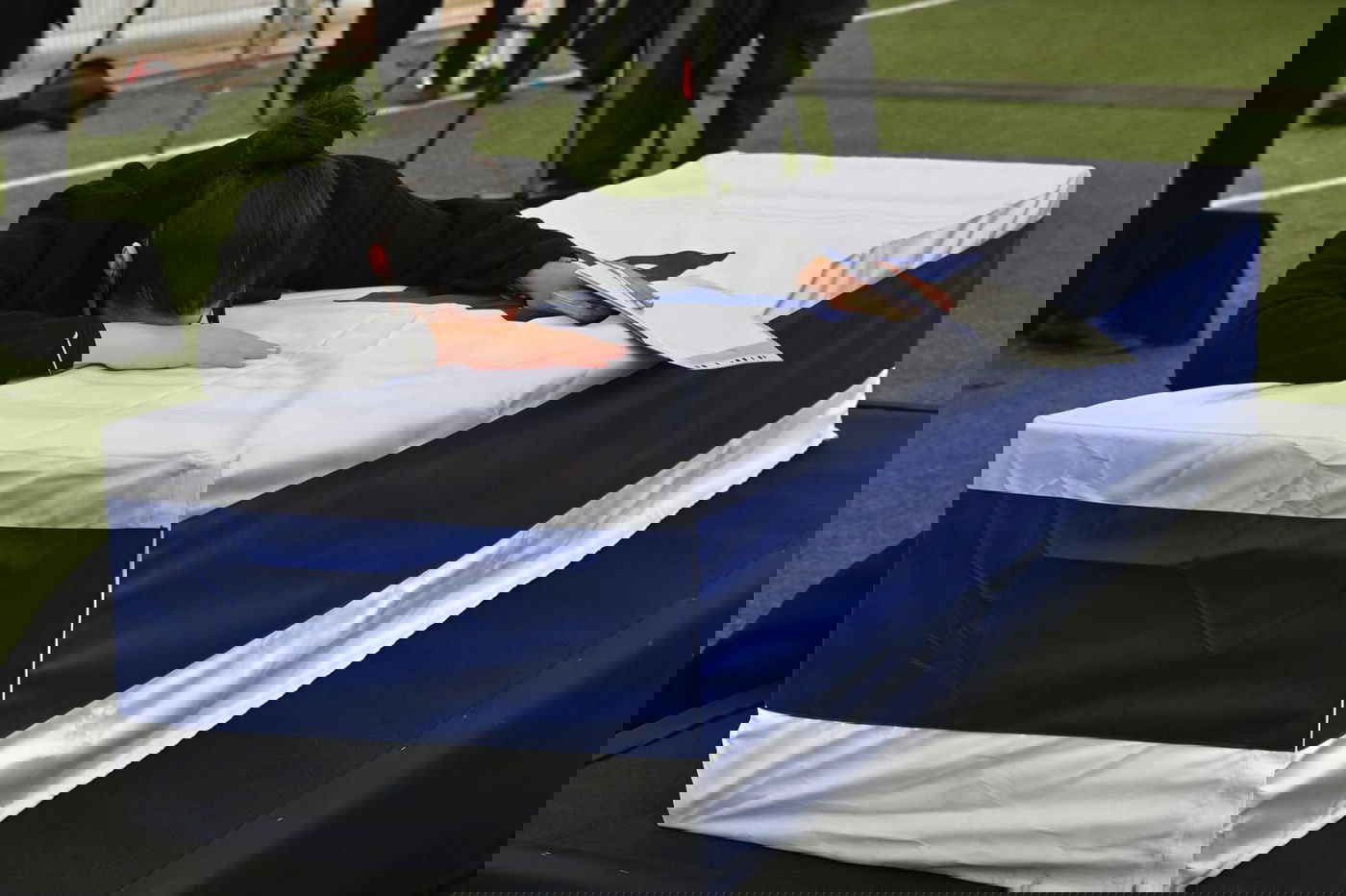 שירה גואילי על ארונו של רני