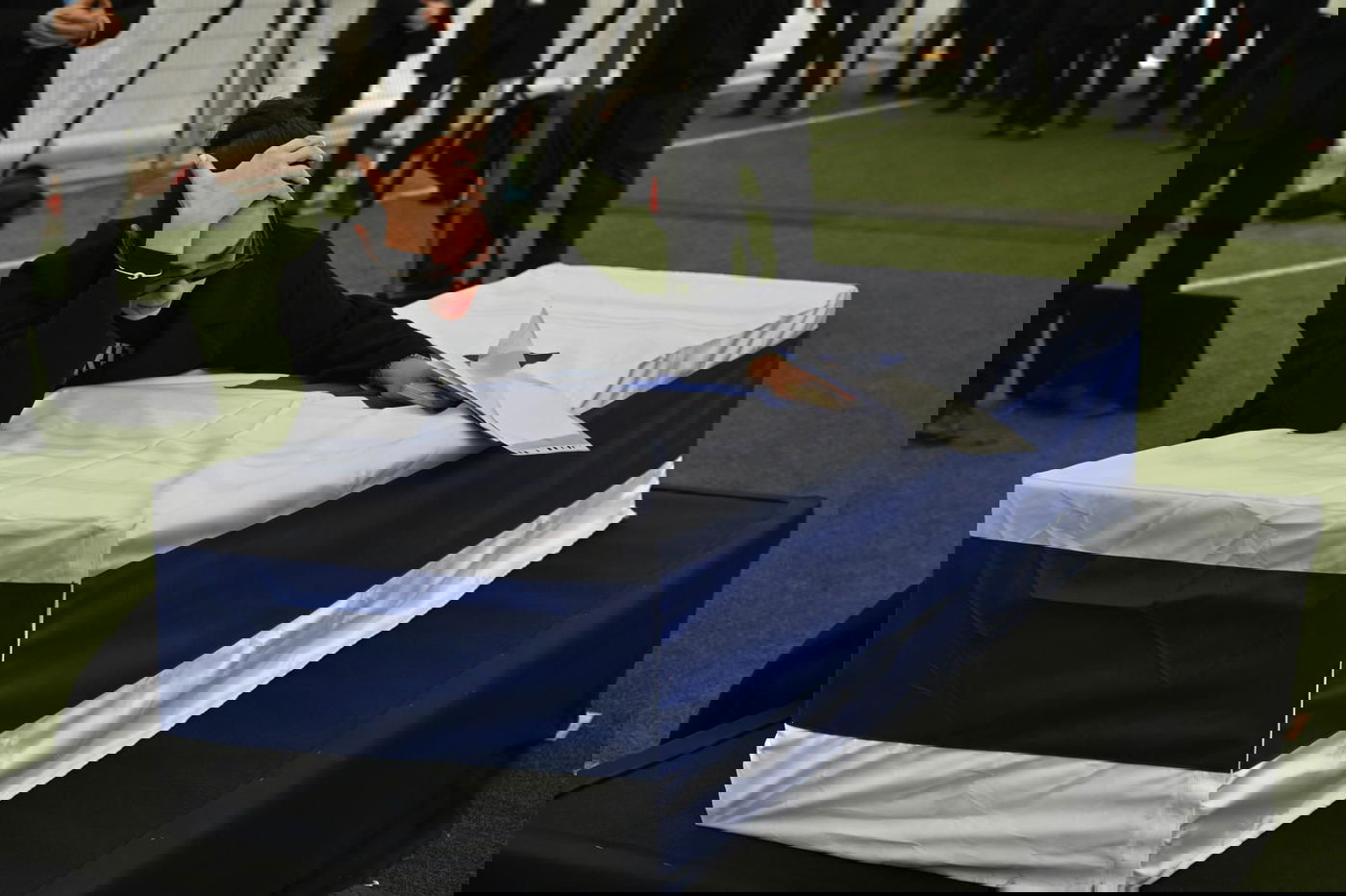 שירה גואילי על ארונו של רני