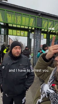 תיעוד מרענן מברלין: השוטר למפגינה: "אם תגידי 'מהנהר ועד הים' - אני אאלץ לעצור אותך" | צפו בתיעוד