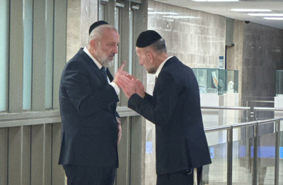 דנים על הגיוס. אריה דרעי ואורי מקלב בכנסת