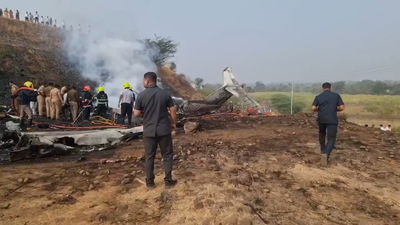 המטוס הזדקר לפתע: סגן ראש הממשלה נהרג בהתרסקות מטוס טראגית בהודו | כך זה נראה 