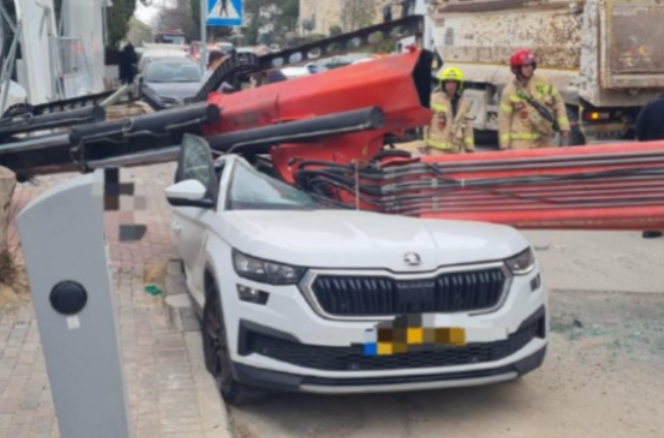 אסון בירושלים: מנוף קרס על אישה כבת 70, שפונתה לבית החולים במצב קשה