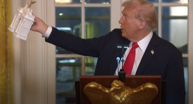 טראמפ עם הצעצוע החדש