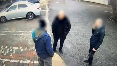 נקלט במצלמת האבטחה: כך ניסו שני החשודים לסחוט את בעל העסק ונלכדו