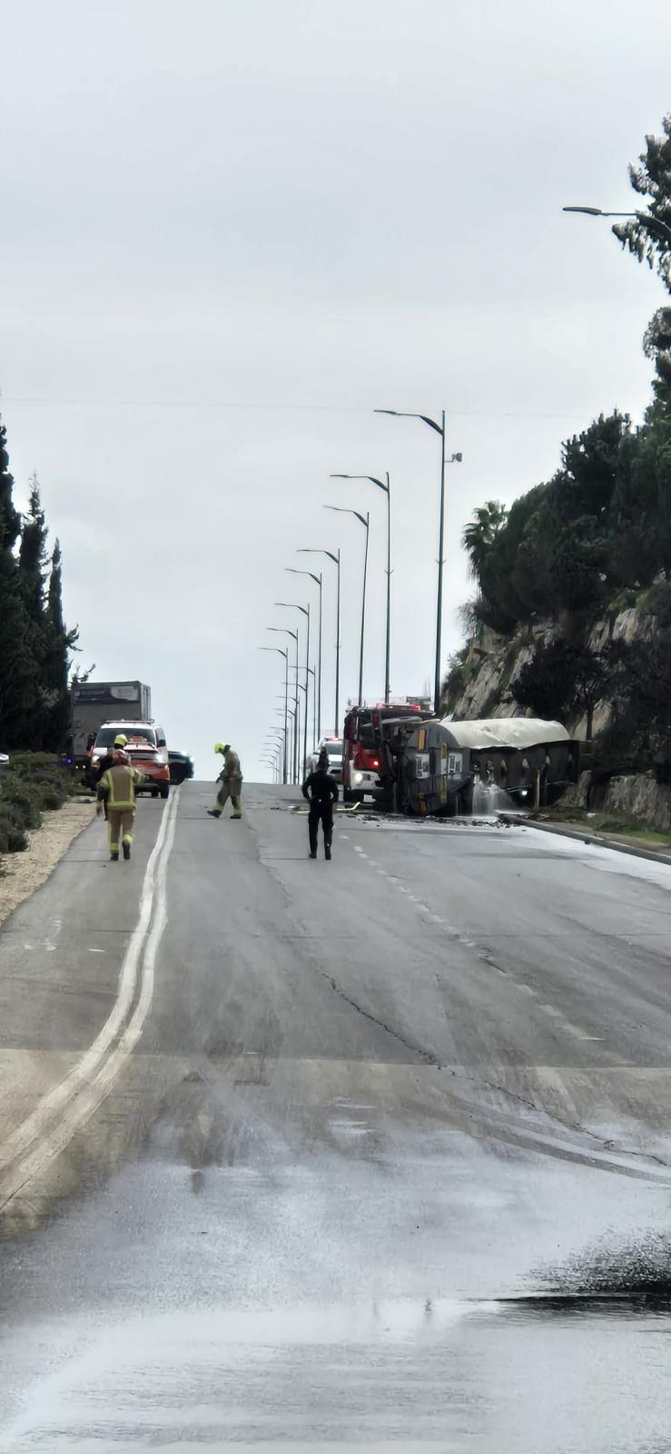 פסע מאסון בירושלים: מיכל הסולר הענק התגלגל לתוך הכביש המהיר