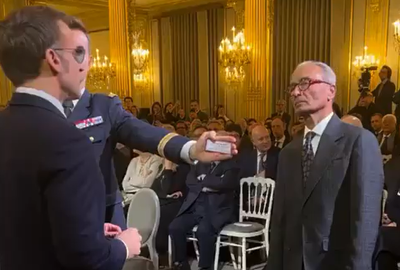 נשיא צרפת מול מוכר העיתונים - שקיבל עיטור כבוד | כך זה נראה אתמול 