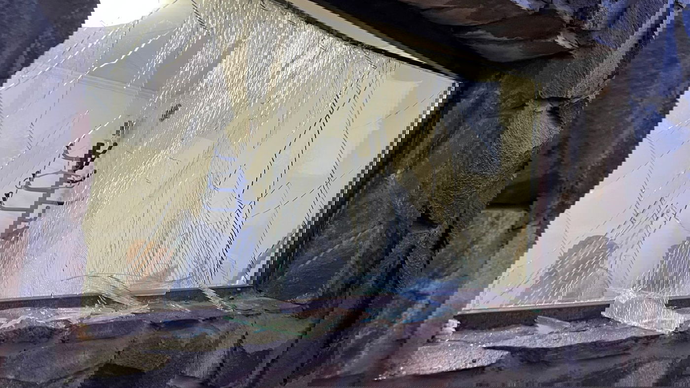 "זה היה נורא": ביתו של הרב החרדי הופגז והתפוצץ בהתקפה קשה על העיר