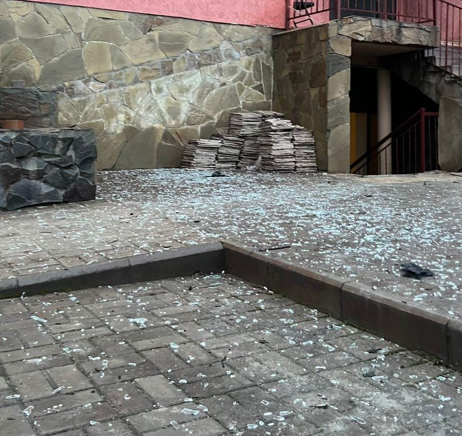 "זה היה נורא": ביתו של הרב החרדי הופגז והתפוצץ בהתקפה קשה על העיר