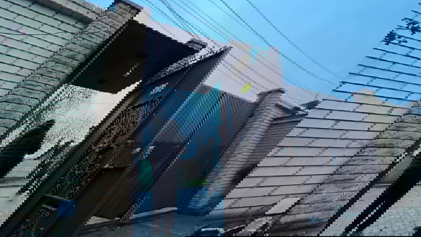 "זה היה נורא": ביתו של הרב החרדי הופגז והתפוצץ בהתקפה קשה על העיר