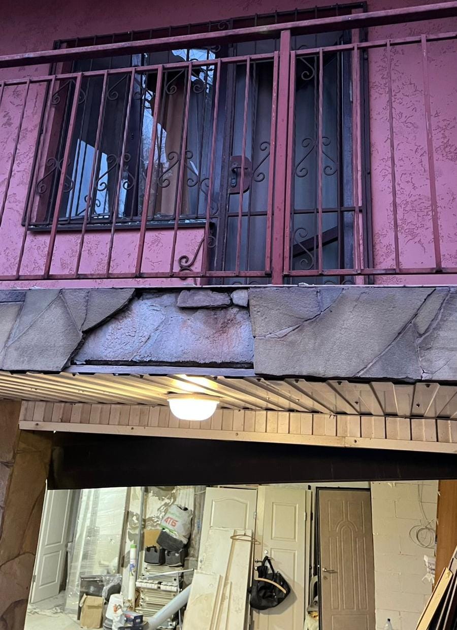 "זה היה נורא": ביתו של הרב החרדי הופגז והתפוצץ בהתקפה קשה על העיר