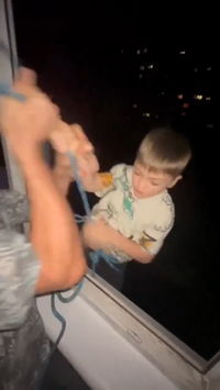 מזעזע: אב רוסי שיכור קשר את בנו בחבל ותלה אותו מקומה שביעית  