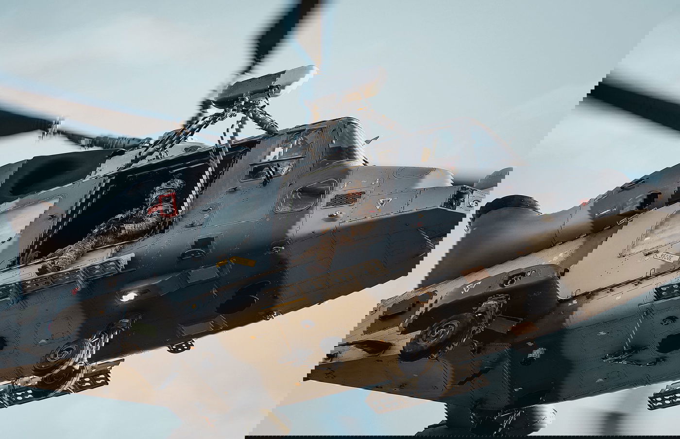 צוות צלפים ימי (MST) בקומנדו 42, המספקת סיוע במעקב במהלך תרגיל ימי 