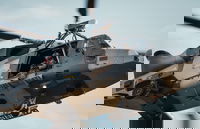 צוות צלפים ימי (MST) בקומנדו 42, המספקת סיוע במעקב במהלך תרגיל ימי 