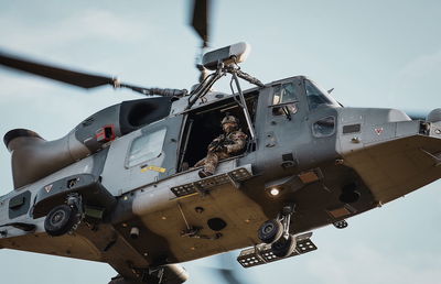 צוות צלפים ימי (MST) בקומנדו 42, המספקת סיוע במעקב במהלך תרגיל ימי 