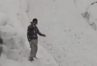 תיעוד עוצר נשימה: 'נהר שלג' זורם בהרי ההימלאיה בעקבות מזג אוויר קיצוני