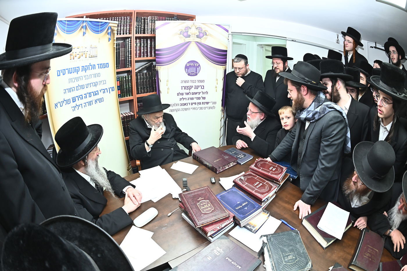 בחורי עץ חיים בבתי גדולי ישראל