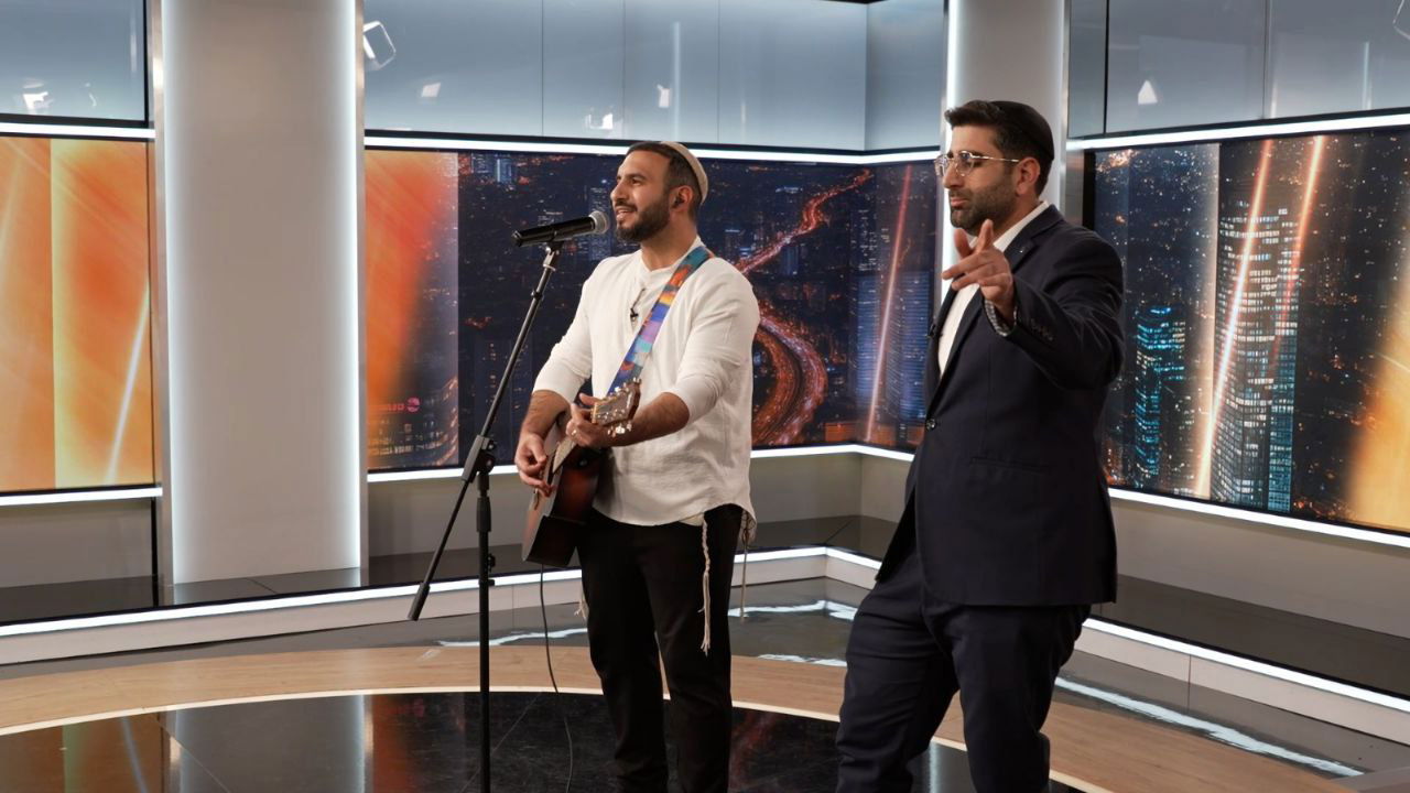 הזמר והיוצר ניצן רויטמן בביצוע ללהיט באולפן 'כיכר'