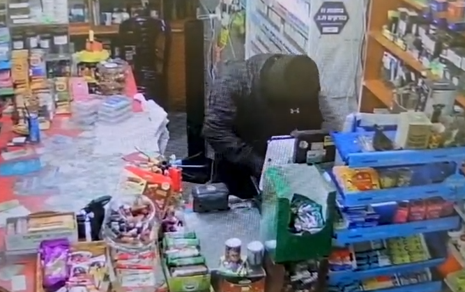 שוד בסכין בקריית שמונה: ״תוציאי את כל הכסף מהקופה״ | תיעוד