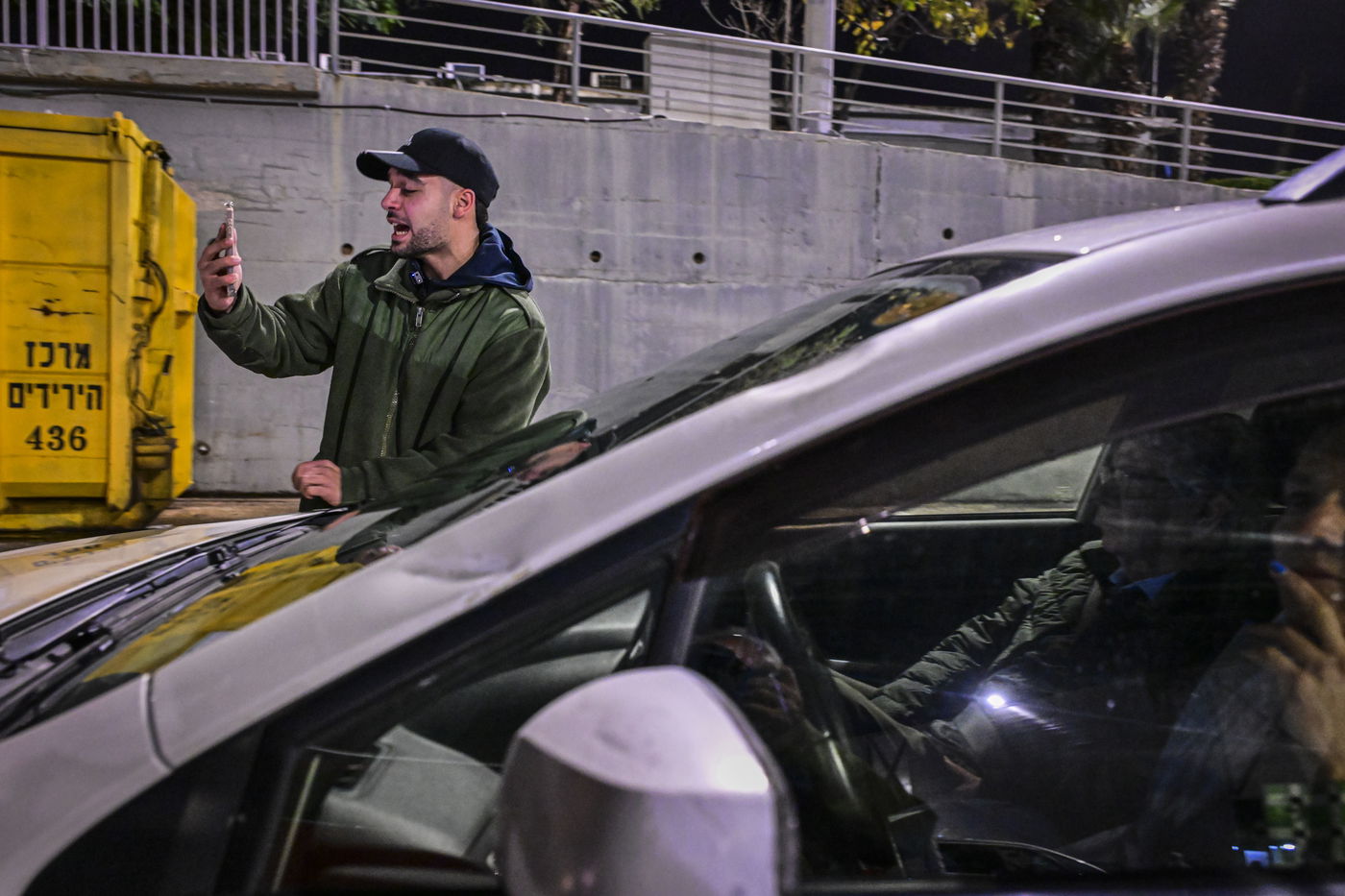 פעיל הימין מרדכי דוד חוסם את רכבו של אהרן ברק