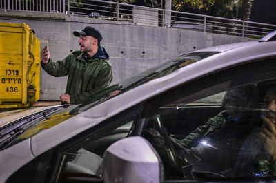 פעיל הימין מרדכי דוד חוסם את רכבו של אהרן ברק