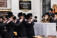 האדמו"ר מבאבוב בקידוש לבנה במתיבתא עץ חיים