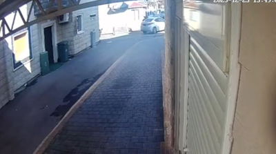 תיעוד מפחיד: הרכב נעצר מול הבית - ואז צרורות ירי נשמעים ברחוב