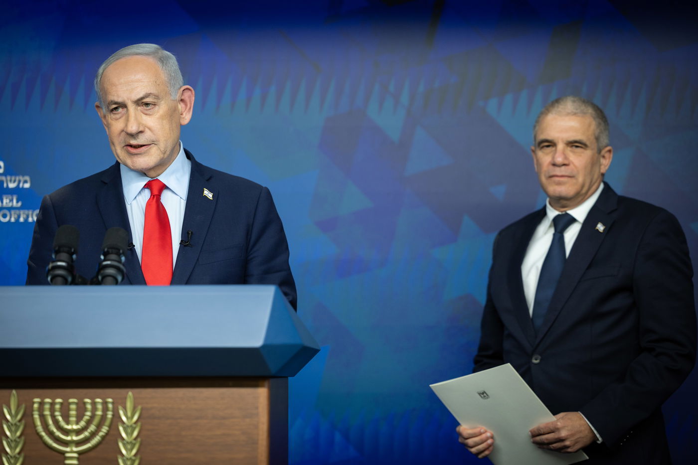 גל הירש מימין, נתניהו משמאל