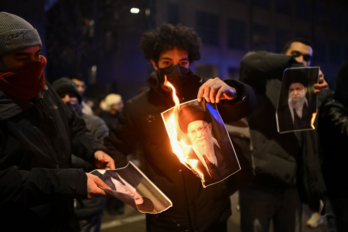 שורפים תמונה של חמינאי במחאות נגד המשטר, אילוסטרציה