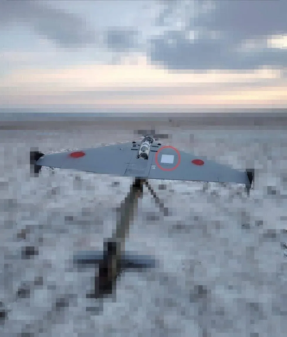 כטב"ם רוסי מדגם "מולנייה" כאשר הריבוע הלבן המסומן בעיגול אדום הוא מסוף "סטארלינק" (Starlink) שהותקן עליו.