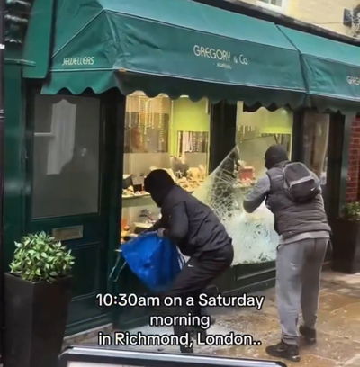 תיעוד מבריטניה: השודדים פרצו את חלון הראווה לאור יום - מול הבעלים ההמומים