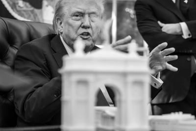 טראמפ ודגם של המבנה ברקע