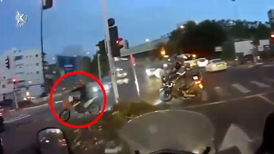 רגעים של טירוף: אופנוע משתולל בין הרכבים ובורח | צפו במרדף הדרמטי