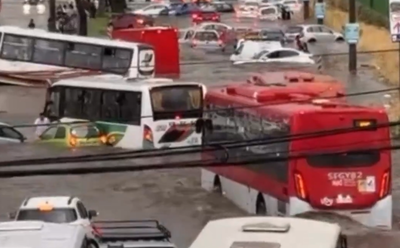 כלי רכב לכודים בשטפונות בצ'ילה