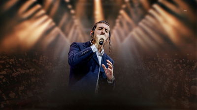 שמוליק סוכות שר לאלפים בלייב: "רואה אותך"