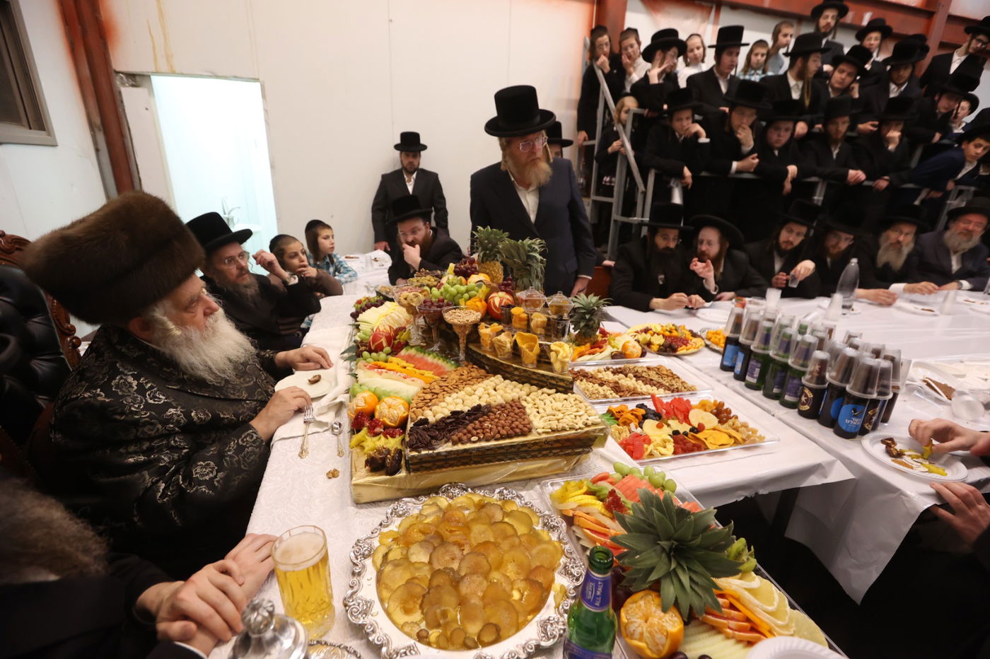 האדמו"ר מקאסוב ויז'ניץ בטיש ט"ו בשבט